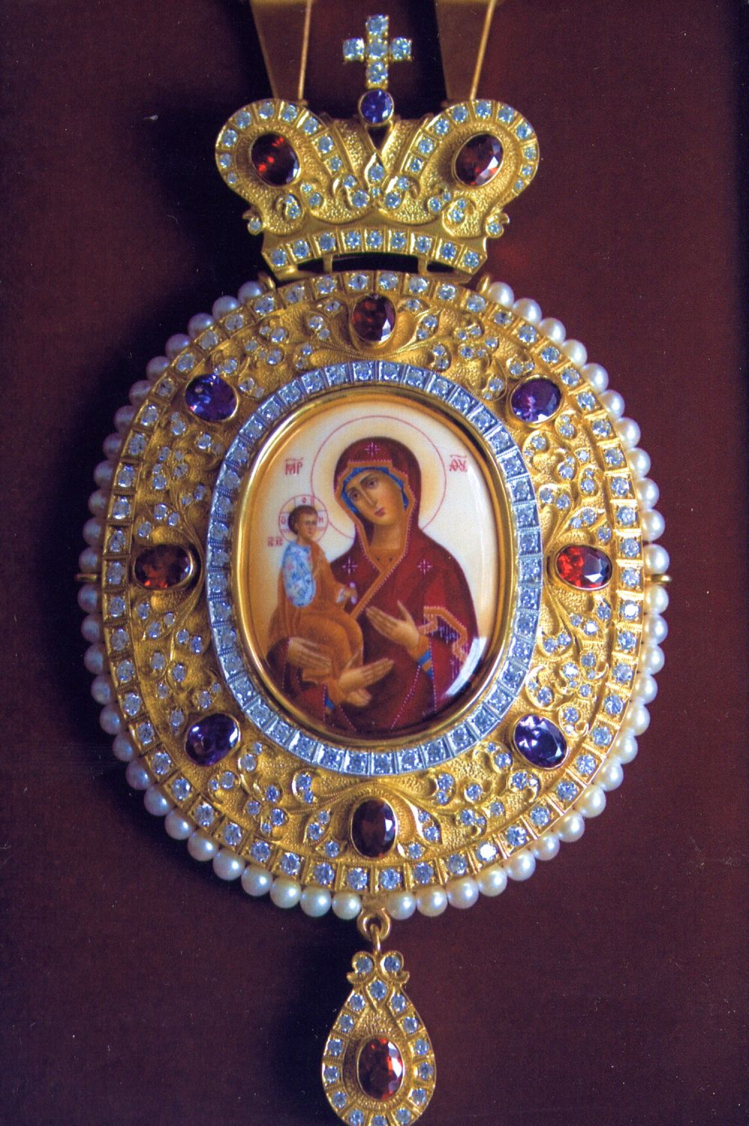 А.Н.Чирьев. Панагия “Троеручица”. 2009 г. Серебро, аметисты, фианиты, финифть.  Выпиловка, гравировка, закрепка, монтировка, золочение. 8,5х13,5 см.
